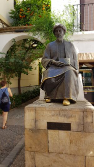 spomenik Maimónidesu, Estatua de Maimónides