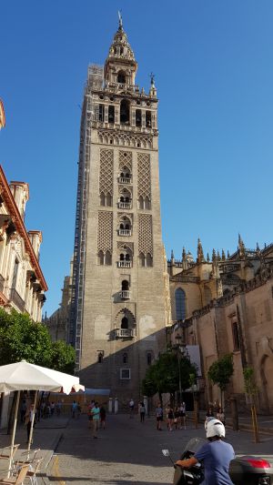 La Giralda je zvonik kathedrale v Sevilli, La Giralda is the bell tower of the Seville Cathedralal