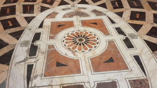 tlak v katedrali po vzoru Michelangelove Plazza de Campidoglio,, Sevilla floor in the cathedral modeled after Michelangelo Piazza del Campidoglio