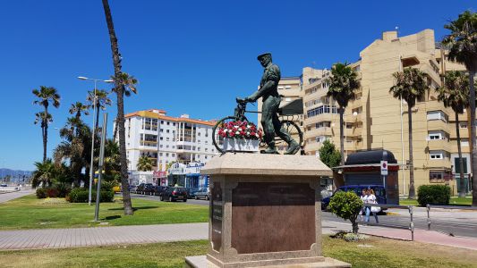 spomenik delavcem, ki so delali v gibraltarju, a monument to the workers as they went to work in GibraltarAlgecieras